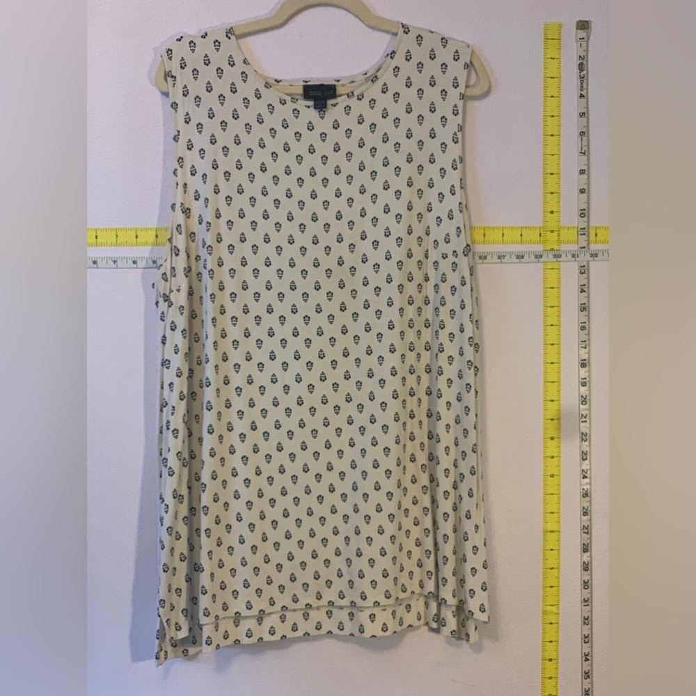 Sleeveless tunic w black print